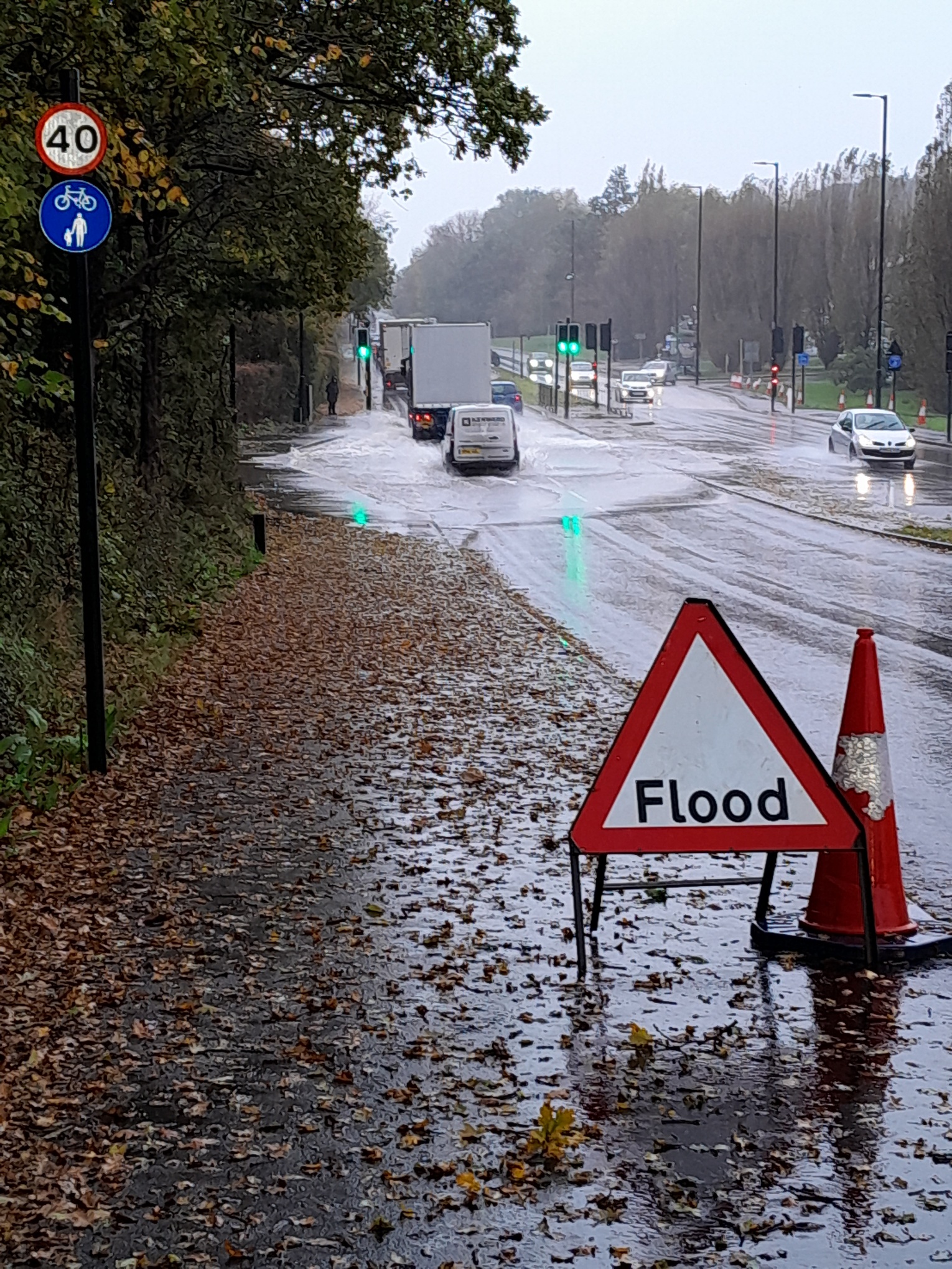 Flood sign in advance of flood in Parkhurst Road